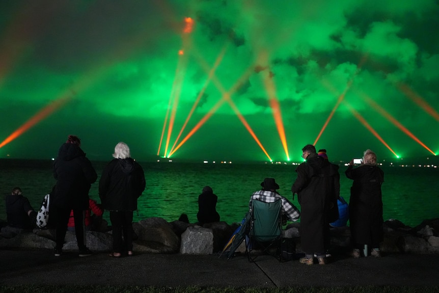 people watchin green lights