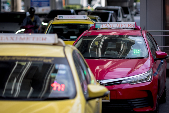 A row of taxis wait for passengers on a street in Bangkok on November 10, 2022. Photo by AFP