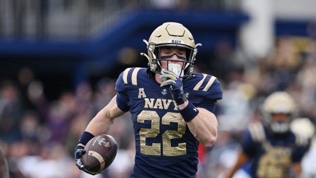 Navy running back Eli Heidenreich (22) catches a pass and runs during the first half of a NCAA college football game, Saturday, Nov.15, 2025, in Annapolis, Md.(AP Photo/Gail Burton)