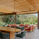 © Fran Parente Country House in the Interior of São Paulo / DB Arquitetos - Interior Photography, Dining room, Wood, Table, Chair