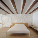 © José Hevia El Born Loft / Roman Izquierdo Bouldstridge - Interior Photography, Bedroom, Wood, Bed