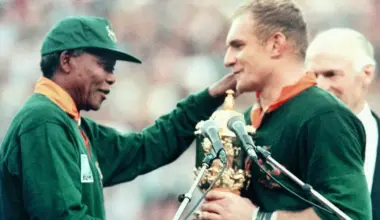 SN 140 Moments: No. 79 - Nelson Mandela awards Rugby World Cup trophy to South Africa image