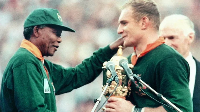 SN 140 Moments: No. 79 - Nelson Mandela awards Rugby World Cup trophy to South Africa image