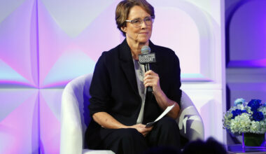 Mary Carillo’s Hall of Fame call sparks laughs -- and disbelief -- at Indian Wells
