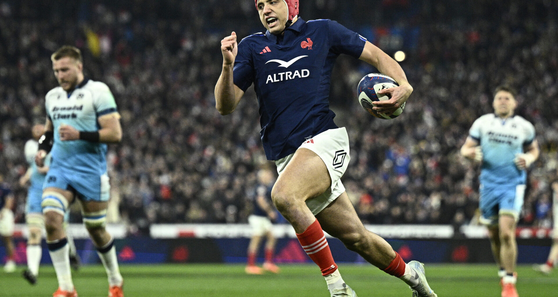 France's Louis Bielle-Biarrey runs with the ball during the 2025 Six Nations match against Scotland