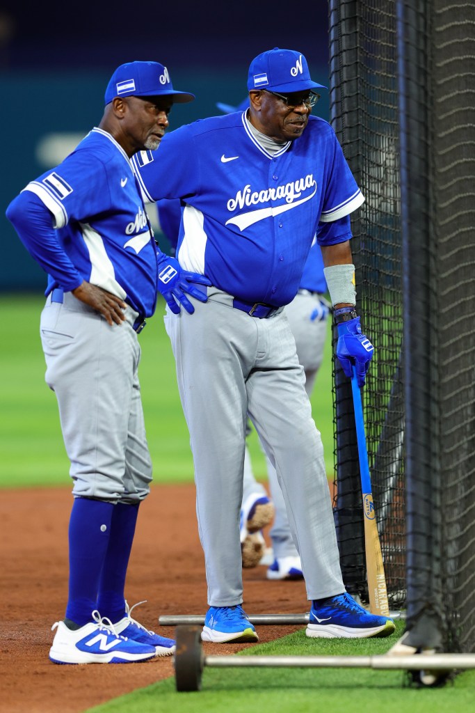 Gary Pettis talks with Dusty Baker on the field.