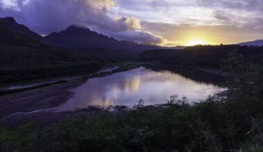 Intense rains threaten Hawaii dam, thousands told to evacuate
