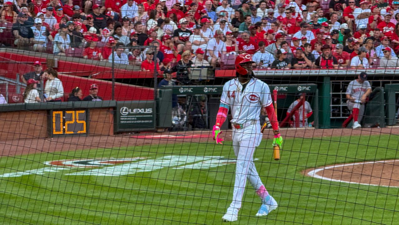 Dane Myers hits game-winning single in the 11th as the Reds beat the Red Sox 6-5