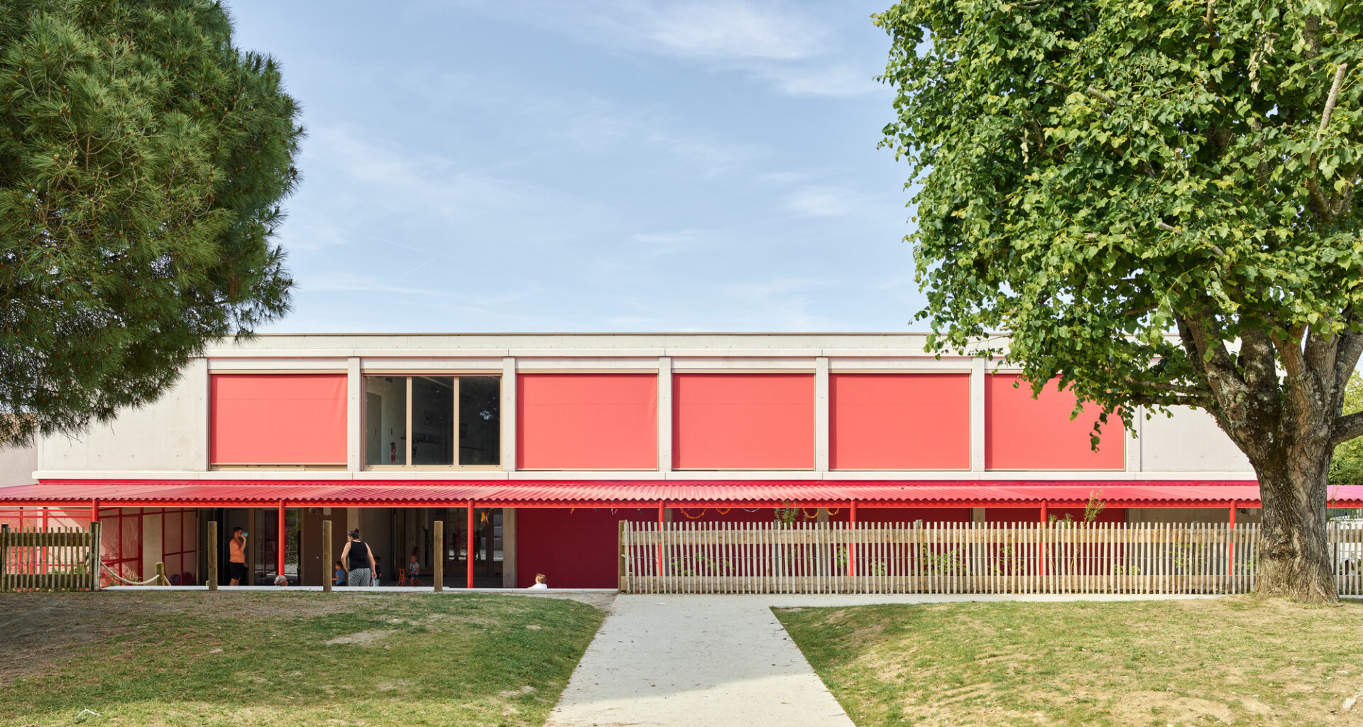 School Complex of the Olive Tree / GGR architectes