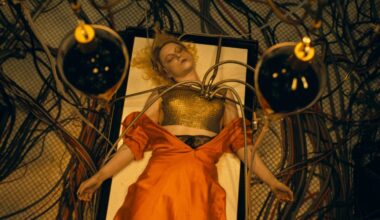 Jessie Buckley in Maggie Gyllenhaal Horror