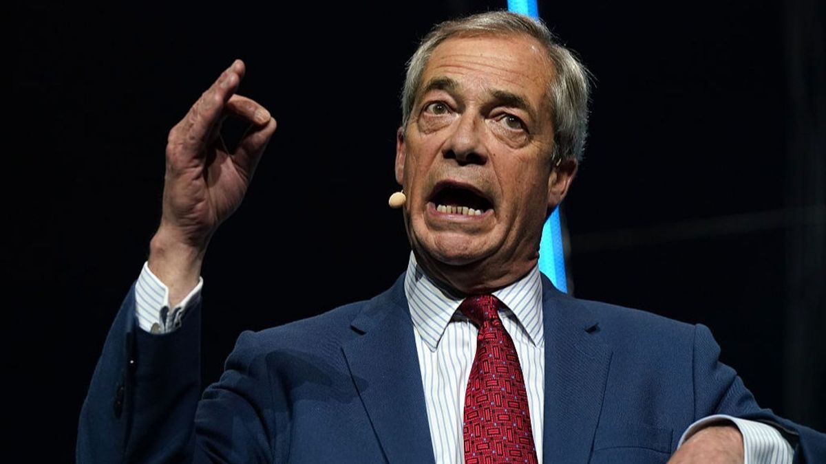 Farage crashes Chisora interview days before Wilder fight amid Ipswich Town fallout