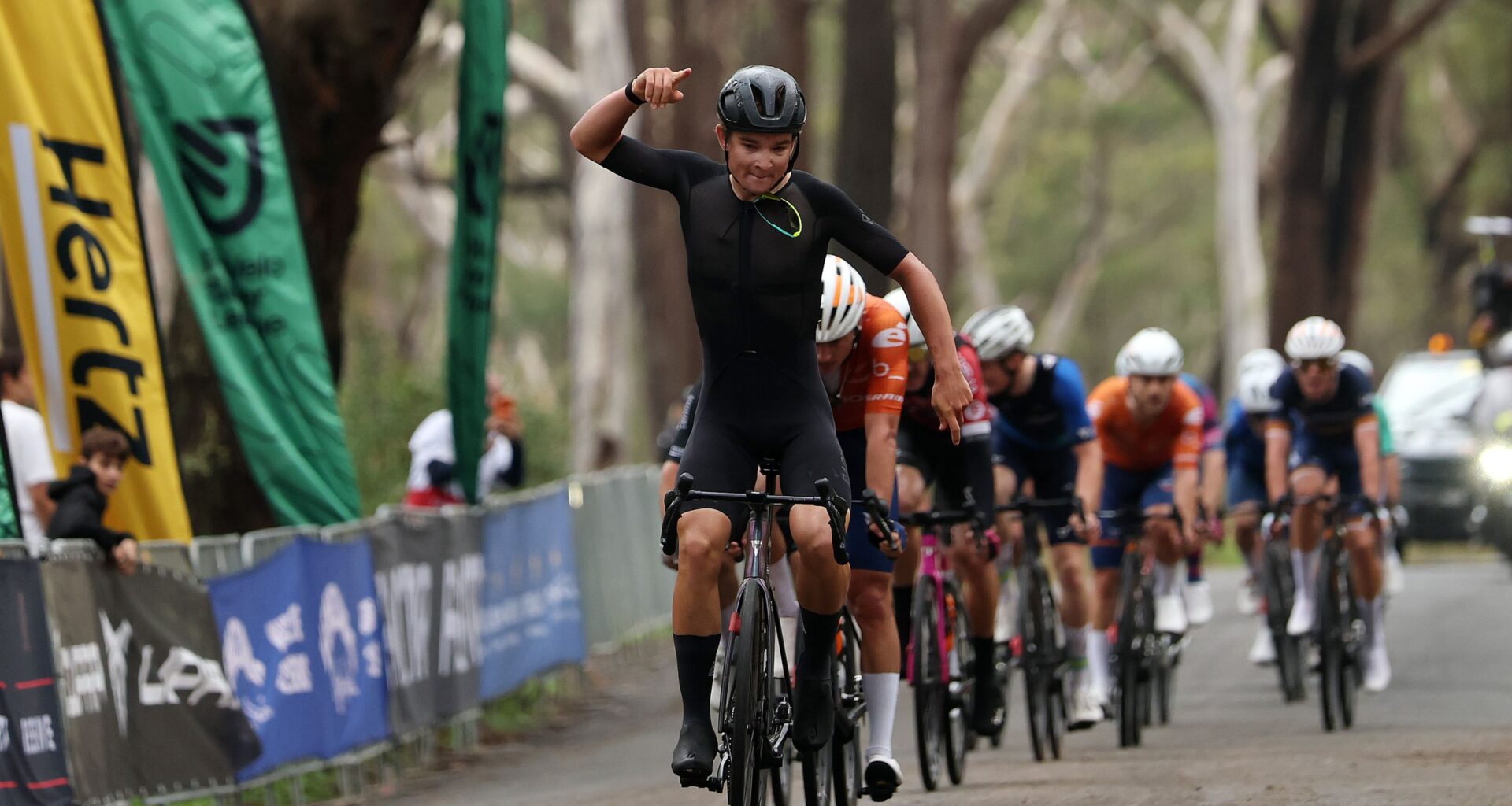 ProVelo Super League – Sophie Edwards wins women's Harbour City GP overall and final stage as Oliver Bleddyn clinches men's GC with second on stage 3 behind Will Heffernan