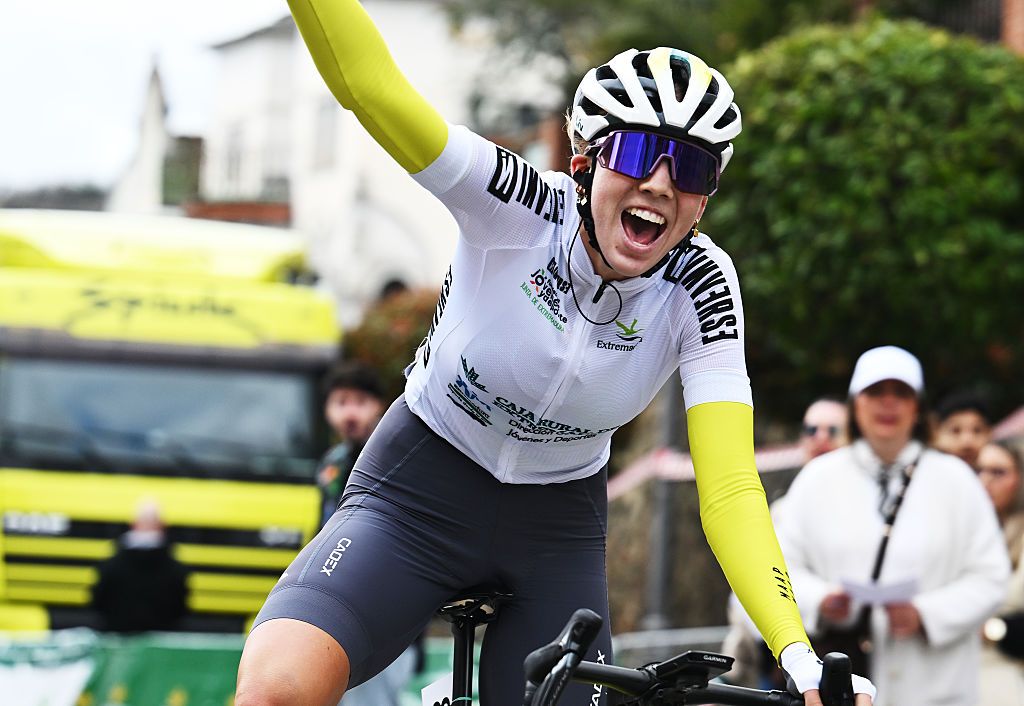 JARAIZ DE LA VERA, SPAIN - MARCH 08: Mackenzie Coupland of Australia and Team Liv AlUla Jayco - White Best Young Rider Jersey celebrates at finish line as stage winner during the 4th Vuelta Extremadura Feminas 2026, Stage 3 a 139.4km stage from Jerte to Jaraiz de la Vera on March 08, 2026 in Jaraiz de la Vera, Spain. (Photo by Antonio Baixauli/Getty Images)