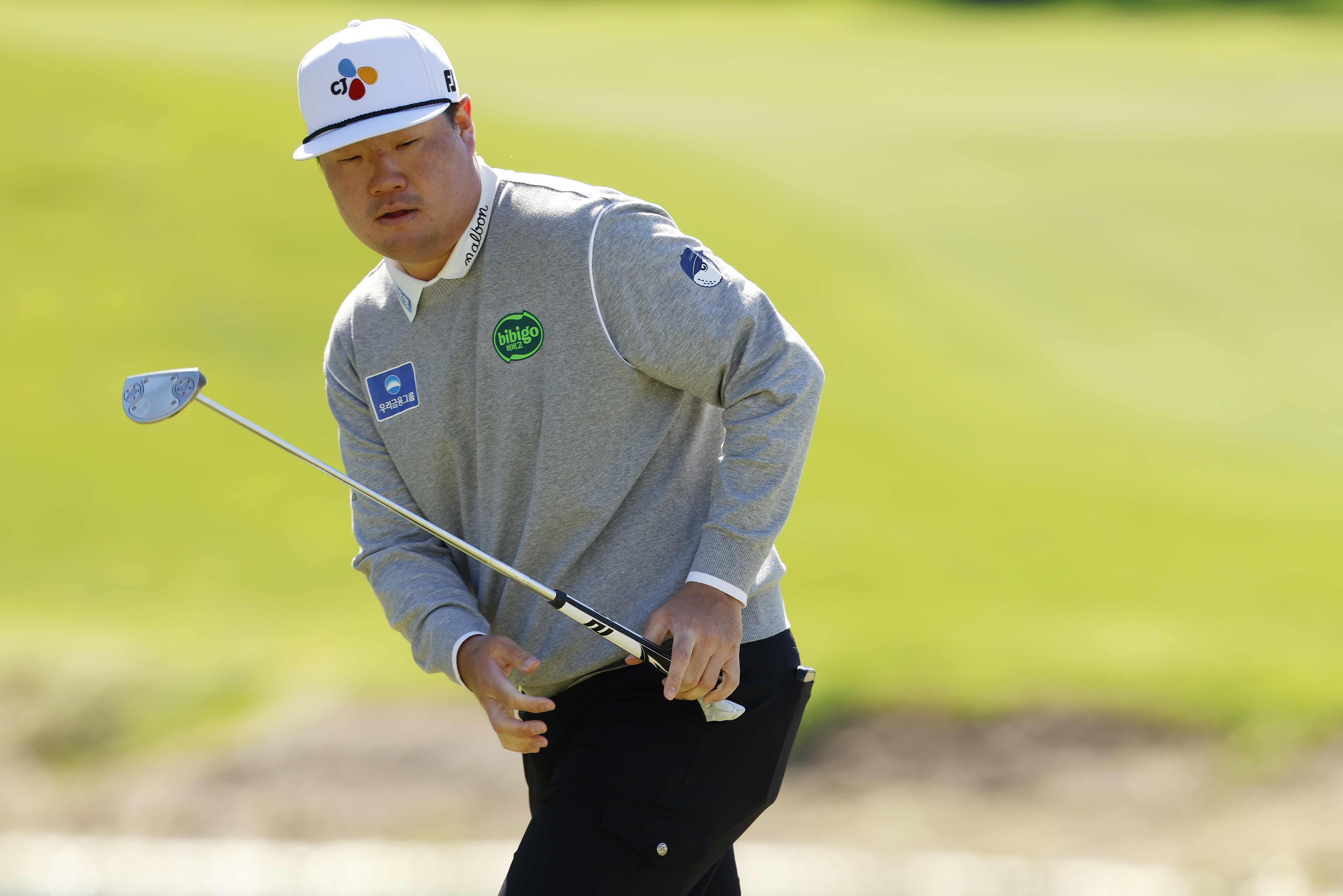 Sungjae Im watches his putt