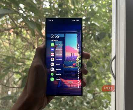 A person holding a Samsung Galaxy S24 Ultra running Niagra launcher