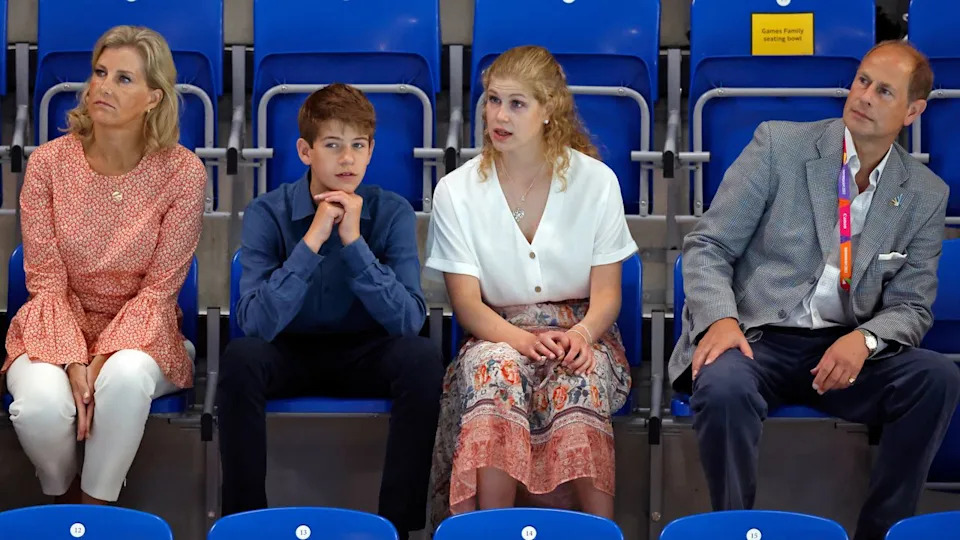  Duchess Sophie, James, Earl of Wessex, Lady Louise Windsor and Prince Edward watch the swimming during the 2022 Commonwealth Games. 