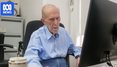 At 102 years old, Dean Simes might be Australia's oldest tech-help guy