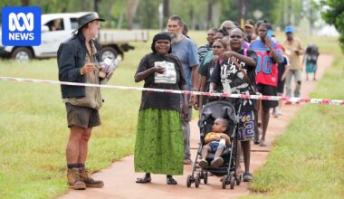Katherine flood victims forced to stand in line for hours for relief payments