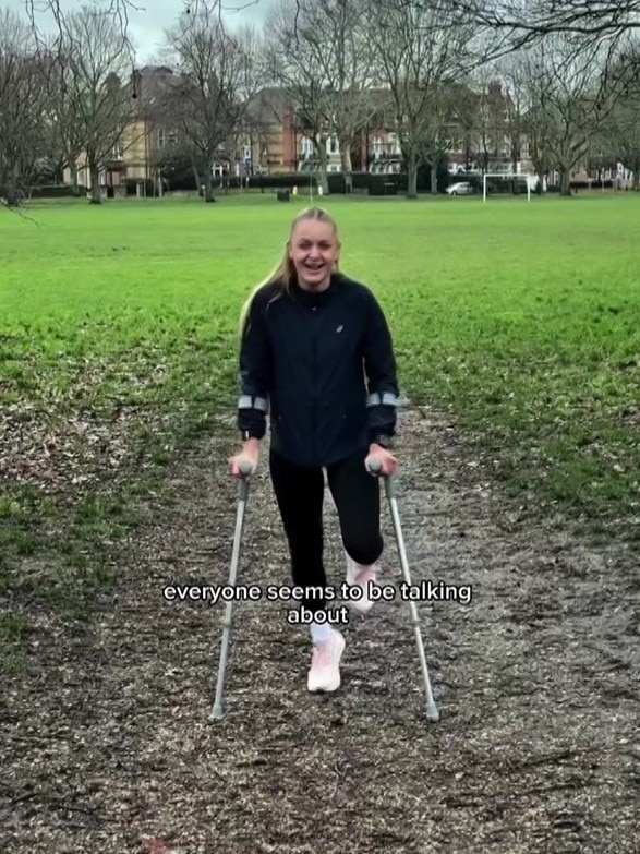 a womanusing crutches