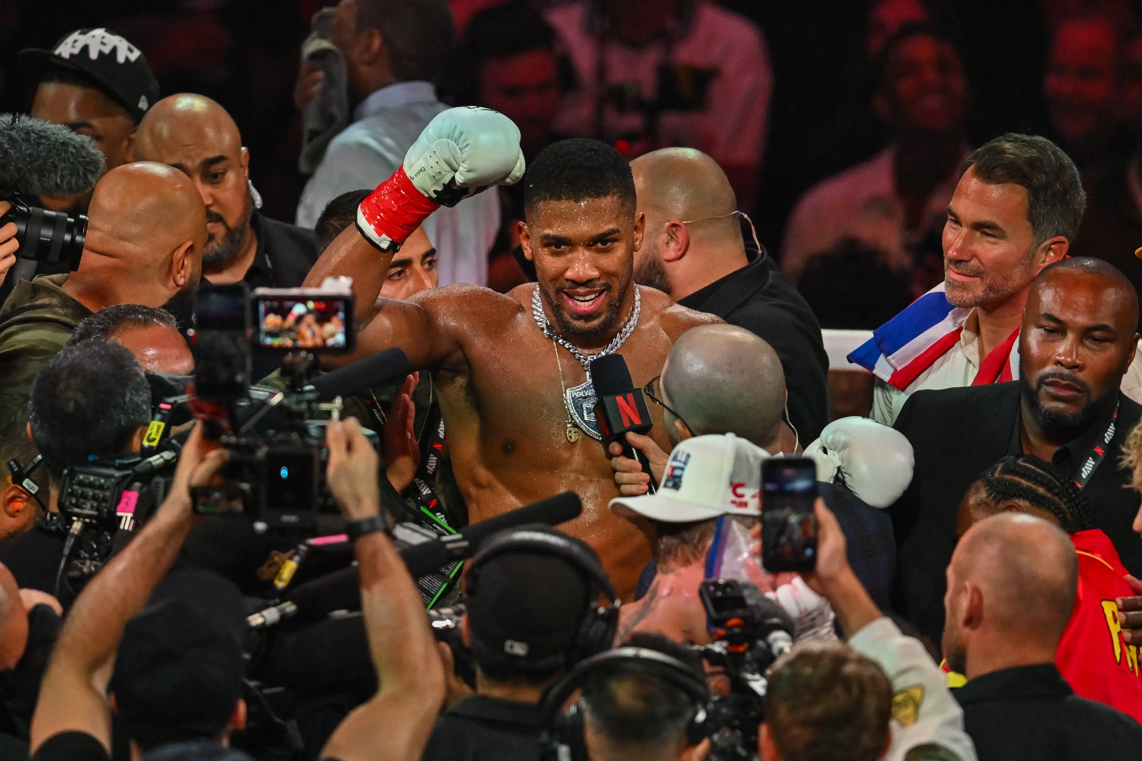 Anthony Joshua celebrates after beating Jake Paul. Image: Getty 