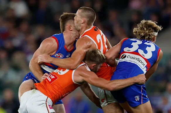 A brutal collision involving Dog Will Lewis and Jayden Laverde and Harry Himmelberg of the Giants.