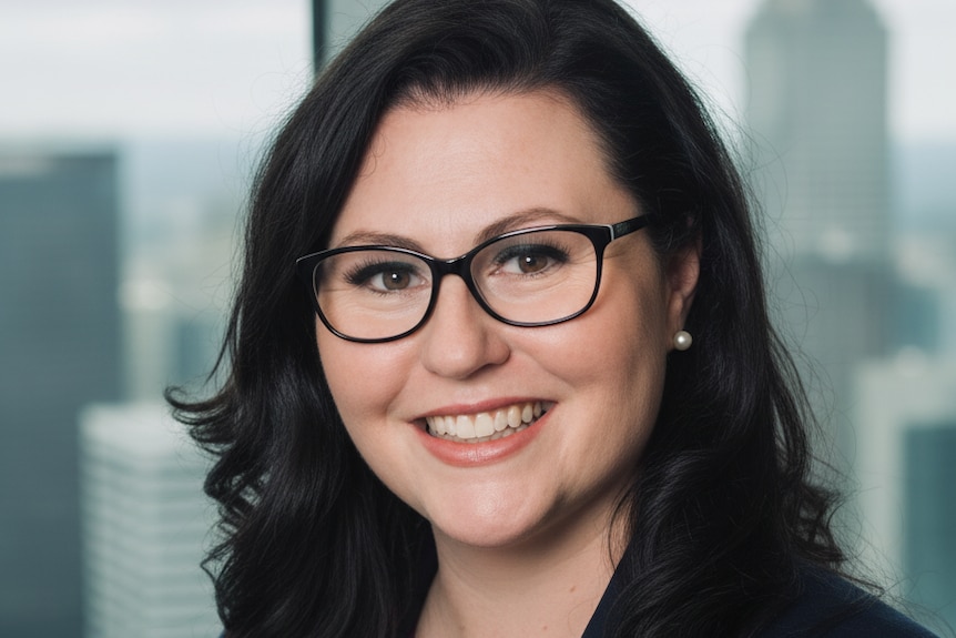 A brunette woman with glasses.  