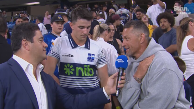 Morgan Turinui talks to Payton and Carlos Spencer.