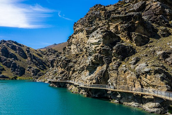 The cliff-hugging trail.