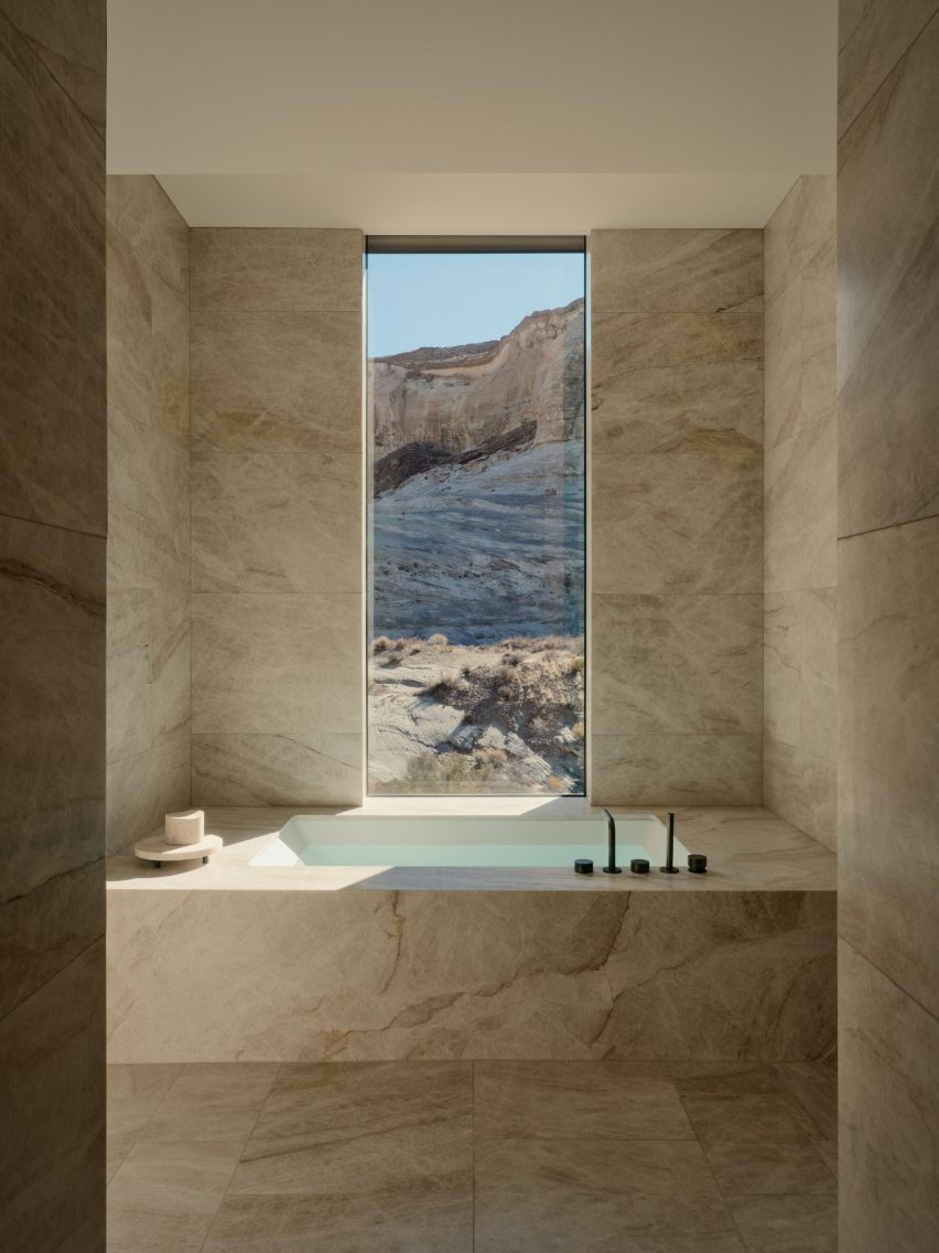 A stone-lined bathroom that resemble an extension of the landscape outside