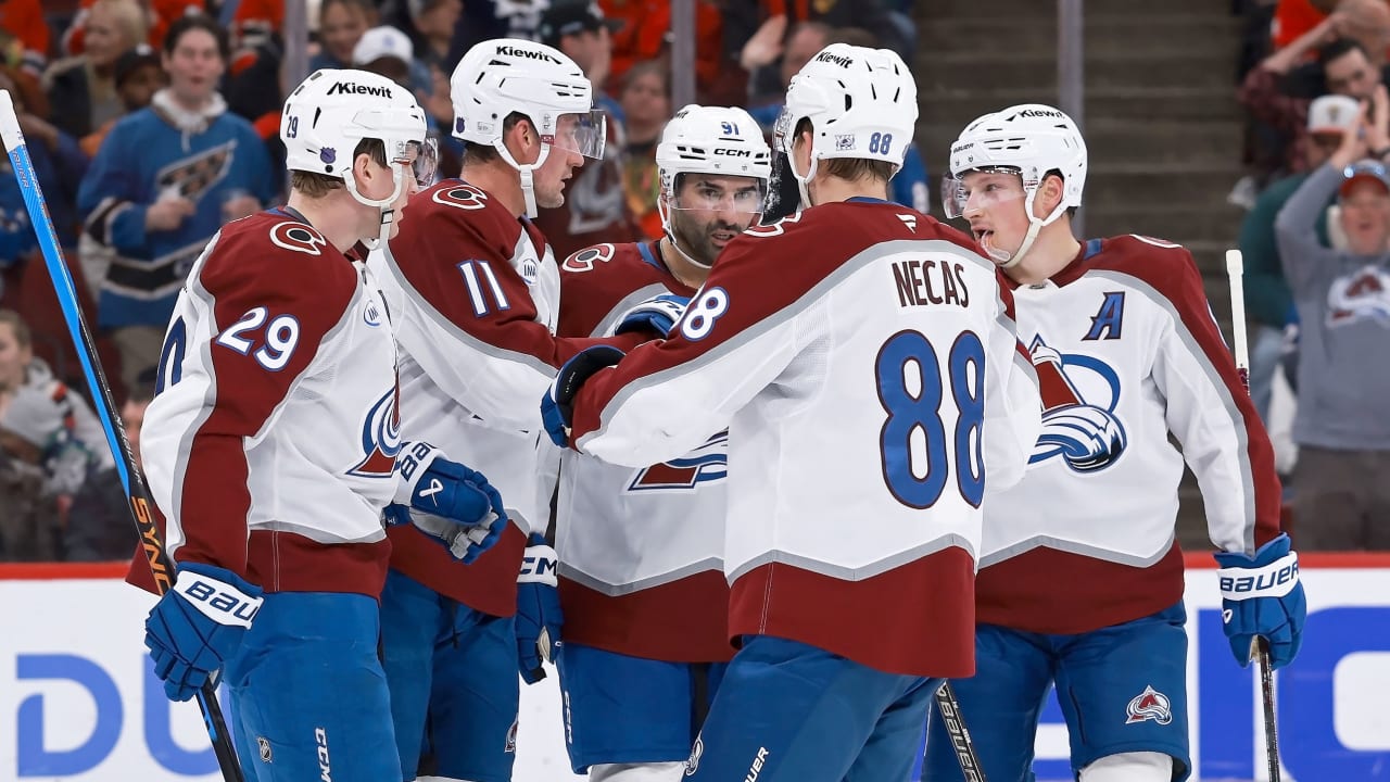 Avalanche defeat Blackhawks, become 1st team to clinch playoff berth