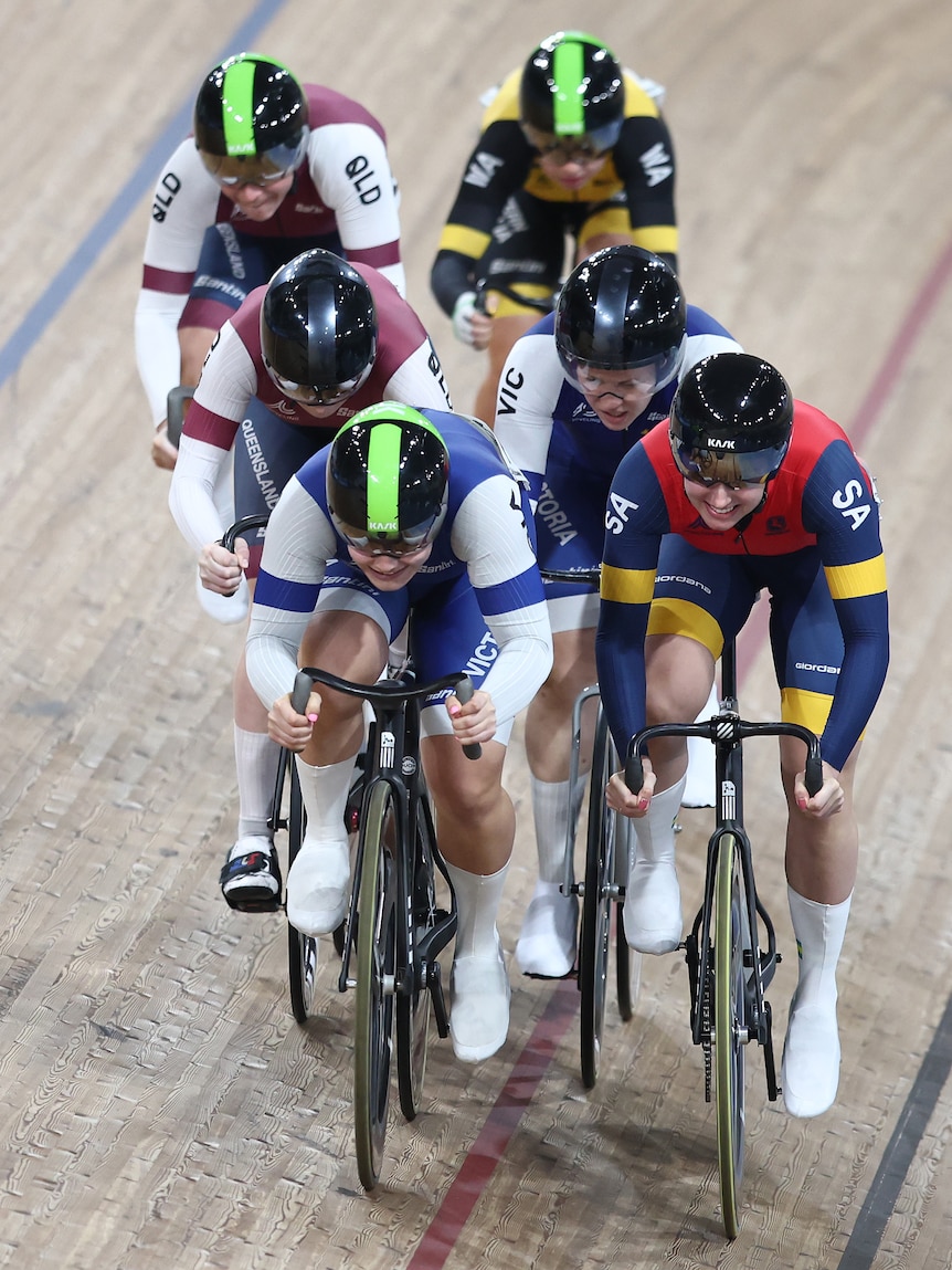 Alessia McCaig leads the keirin field