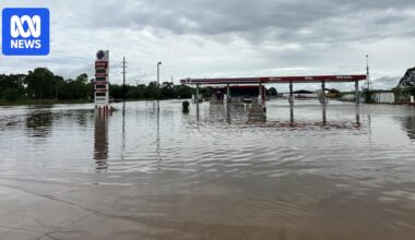 Food supply lines open as Katherine and Daly River under emergency flood warning
