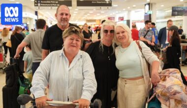 Families aboard Middle East flights criticise DFAT's Iran response