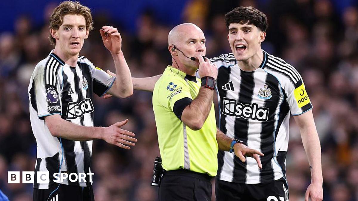 Tino Livramento of Newcastle United and Anthony Gordon of Newcastle United complain to match referee Paul Tierney