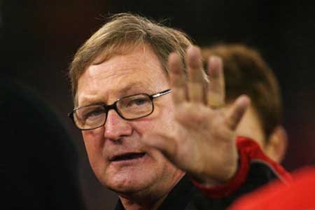 Essendon boss Kevin Sheedy waves at camera