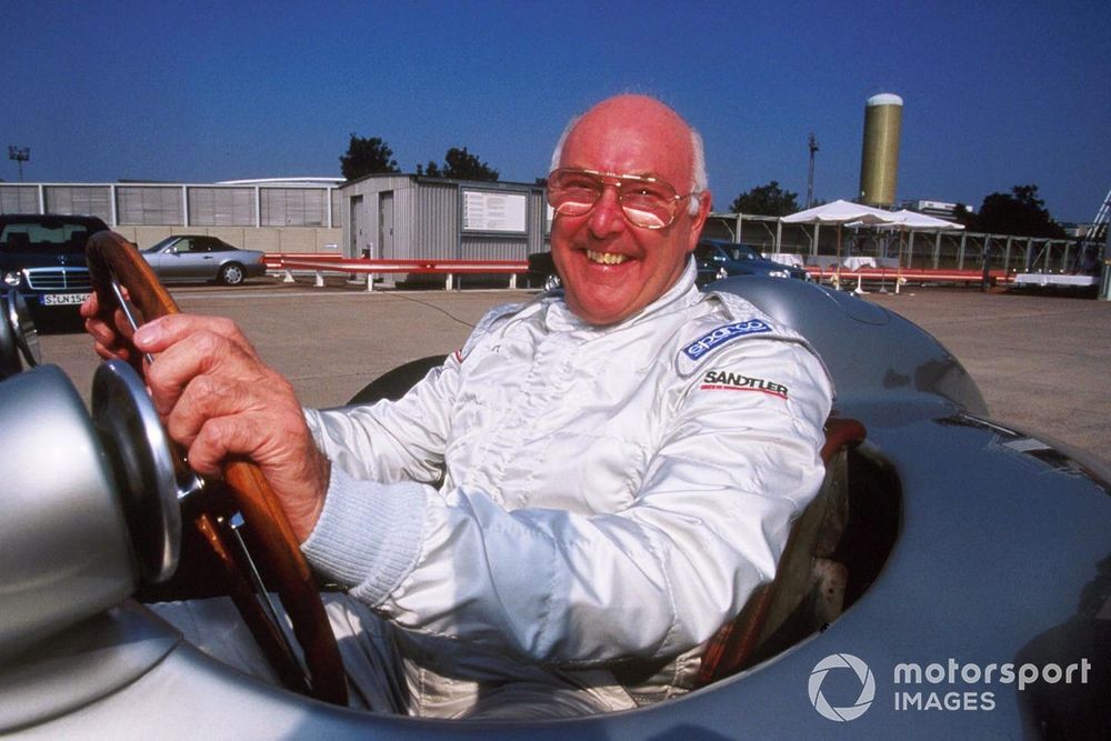 Murray Walker test een Mercedes F1-auto.