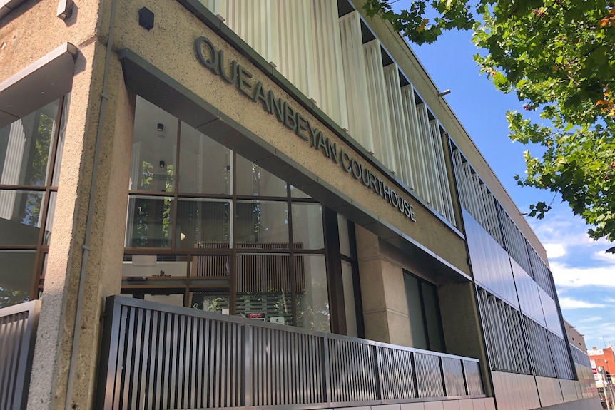 A building with a sign 'Queanbeyan Courthouse'
