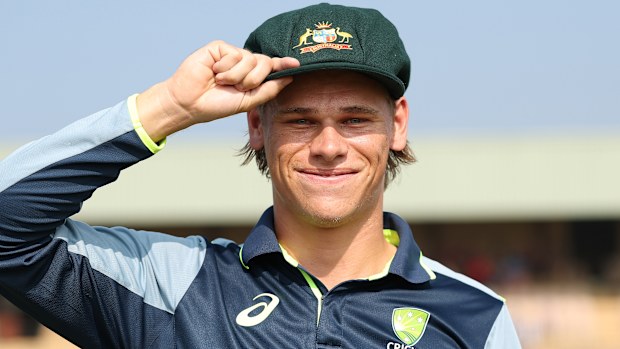 Cooper Connolly of Australia poses with the Baggy Green.