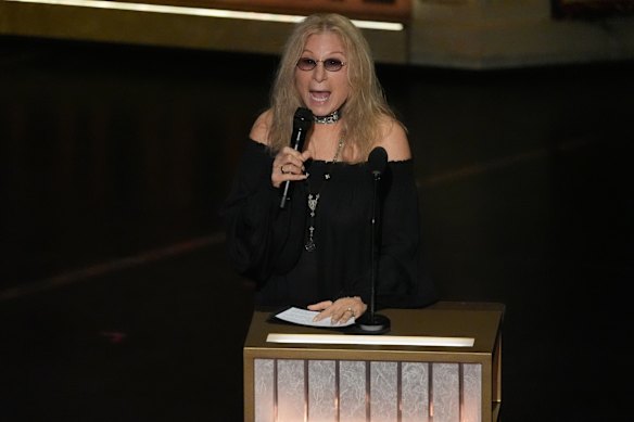 Barbra Steisand sings The Way We Were in honour of Robert Redford during the In Memoriam segment.