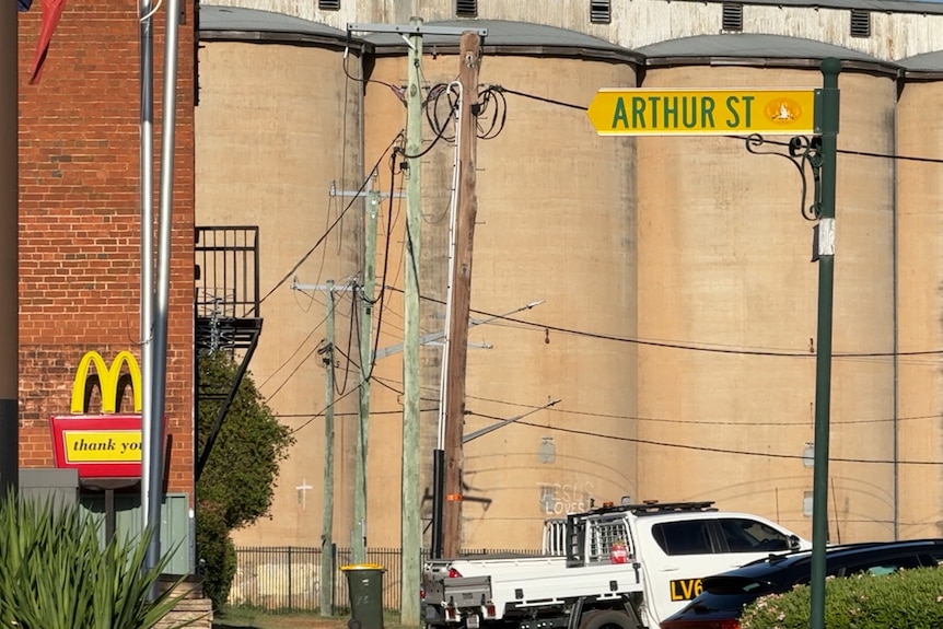 a street sign that reads arthur st on a road in the nsw townof wellington