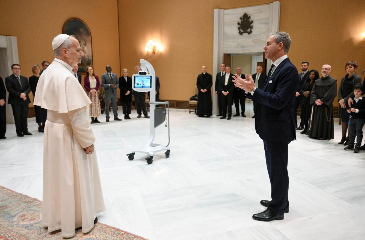 Pope receives advanced telehealth device for children‘s healthcare