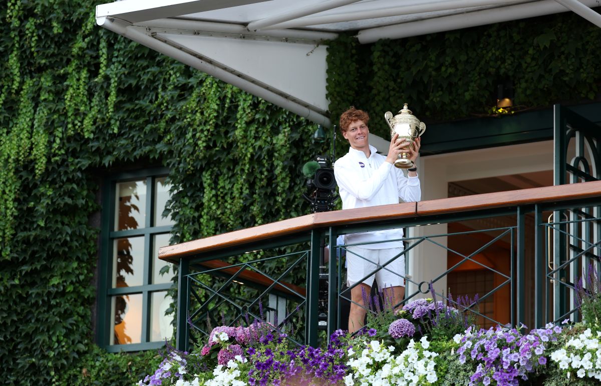 LONDON, ENGLAND - JULY 13: Jannik Sinner of Italy lifts the Gentlemen’s Singles Trophy on the Clubhouse Balcony, following his victory against Carlos Alcaraz of Spain during the Gentlemen’s Singles Final on day fourteen of The Championships Wimbledon 2025 at All England Lawn Tennis and Croquet Club on July 13, 2025 in London, England. (Photo by Julian Finney/Getty Images)