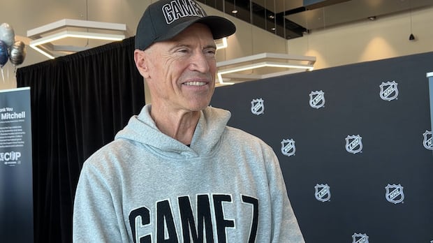 Mark Messier brings Stanley Cup to St. John's to honour Paradise hockey coach