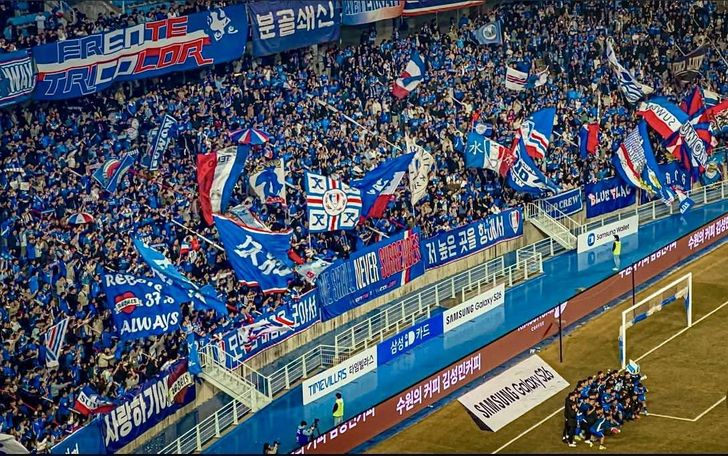 Suwon Samsung Bluewings players pose with fans in the stands after the K League 2 2026 Round 1 opening match against Seoul E-Land at Suwon World Cup Stadium in Suwon, Gyeonggi Province, Feb. 28. Captured from @gnariy_blue's Instagram