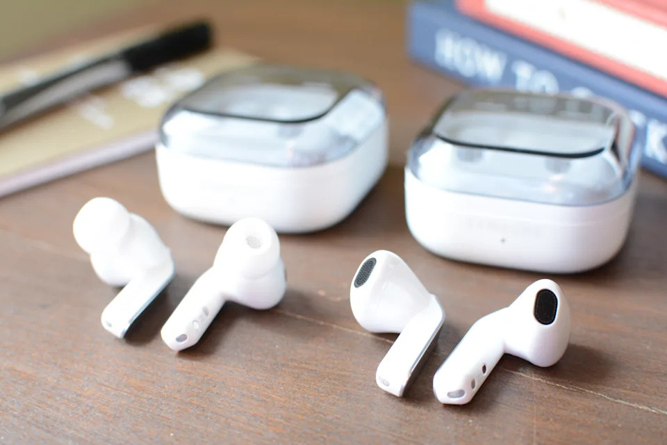 Samsung Galaxy Buds 4 Pro (left) and Samsung Galaxy Buds 4 (right)