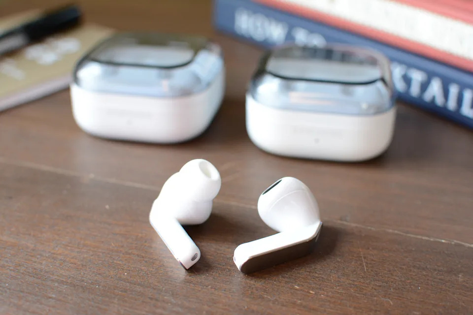Samsung Galaxy Buds 4 Pro (left) and Galaxy Buds 4 (right)