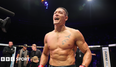 Costello van Steenis grappling with Fabian Edwards