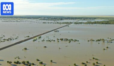 Floodwaters spread into Longreach outskirts with peak expected today