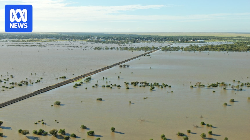 Floodwaters spread into Longreach outskirts with peak expected today