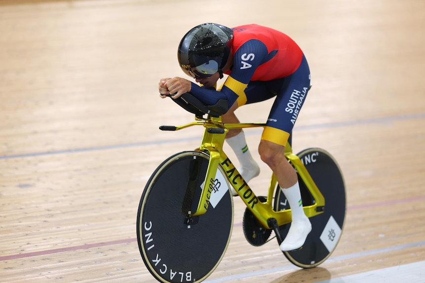 Oliver Bleddyn rides in a time trial position
